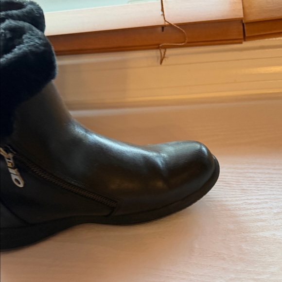 Black Fur-Lined Ankle Boots sleep resistant 8.5 wide - Picture 4 of 8